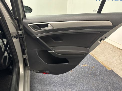 Used 2015 Volkswagen Golf S image 11