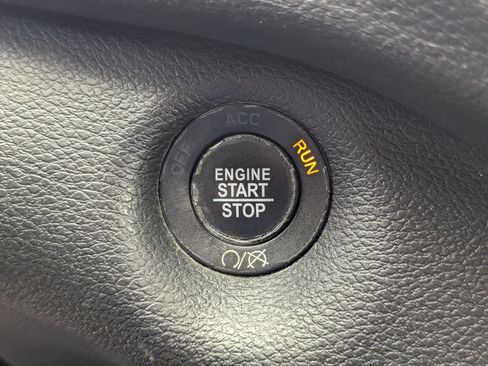 Used 2019 Jeep Cherokee Latitude Plus w/ Cold Weather Group AWD/4WD image 17