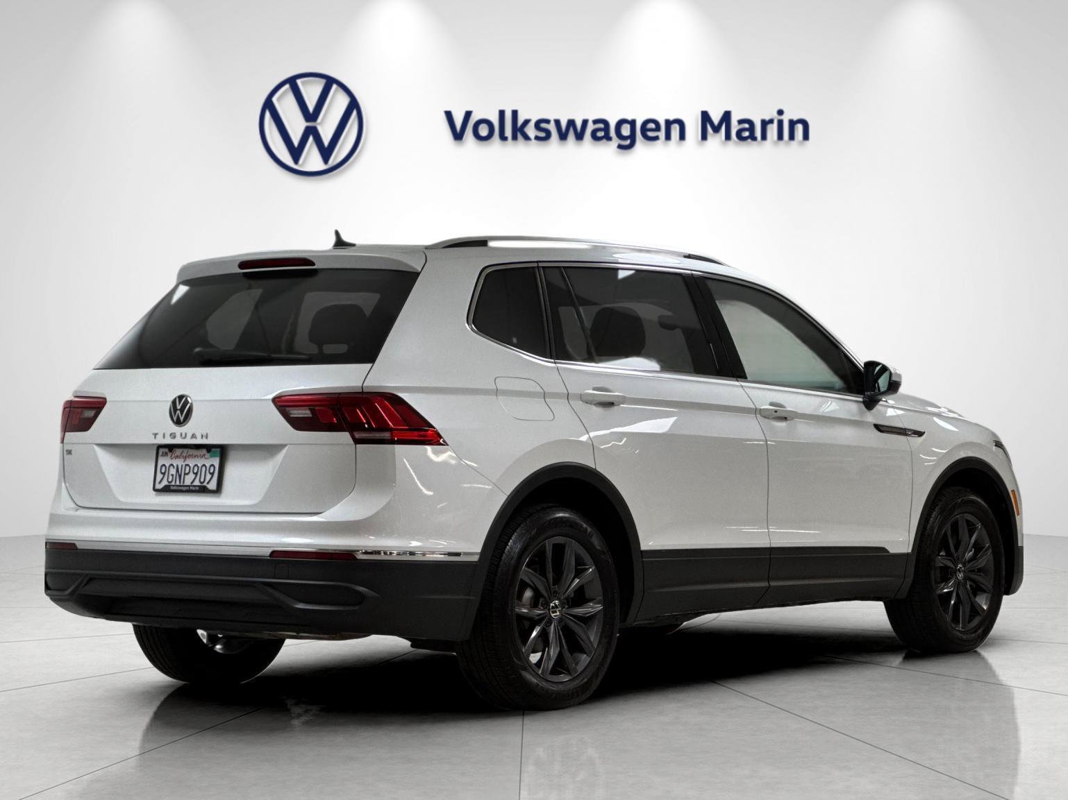 Used 2024 Volkswagen Tiguan SE R-Line AWD/4WD image 5