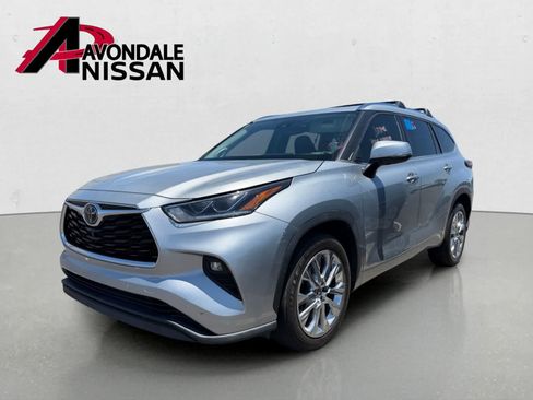 Used 2020 Toyota Highlander Limited FWD image 2