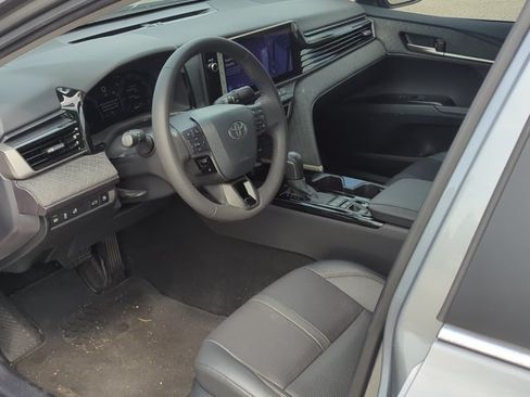 Used 2025 Toyota Camry XLE FWD image 11