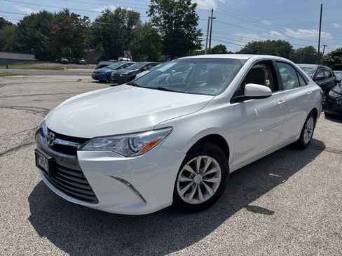 Used 2017 Toyota Camry LE FWD image 3