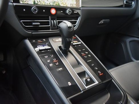 Certified 2025 Porsche Macan image 33