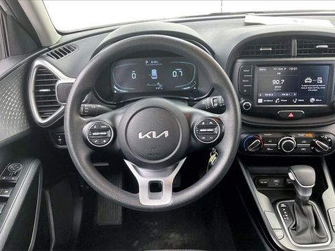Used 2023 Kia Soul LX w/ LX Technology Package image 5