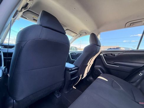 Used 2021 Toyota RAV4 LE AWD/4WD image 16