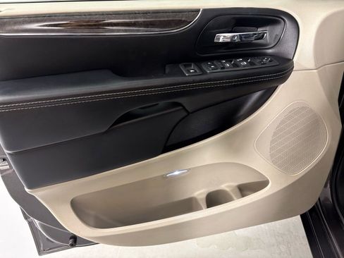 Used 2015 Chrysler Town & Country Touring-L image 12