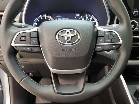 Used 2023 Toyota Highlander XLE FWD image 11