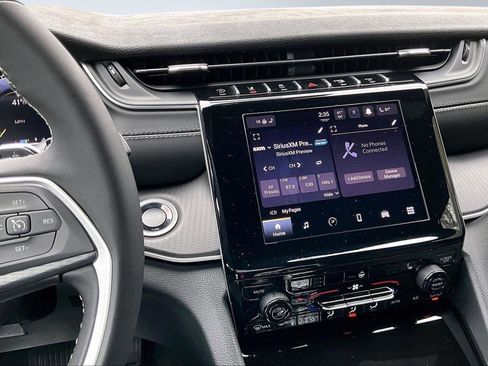 New 2025 Jeep Grand Cherokee Altitude image 8