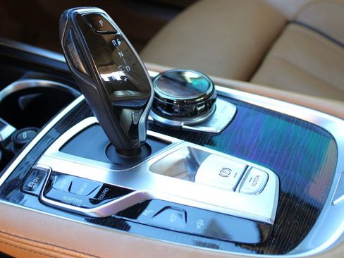 Used 2018 BMW 740i image 32