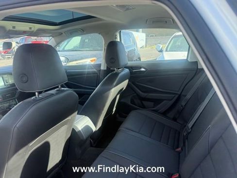 Used 2024 Volkswagen Jetta SE w/ Panoramic Sunroof Package FWD image 4