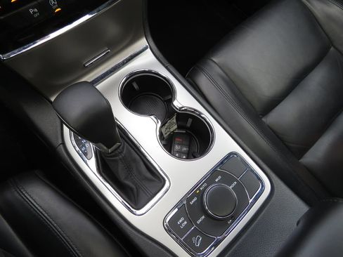 Used 2019 Jeep Grand Cherokee Limited AWD/4WD image 24