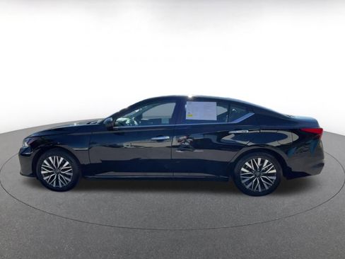 Used 2025 Nissan Altima 2.5 SV image 9