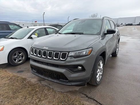 Used 2023 Jeep Compass Latitude w/ Sun and Sound Group image 3