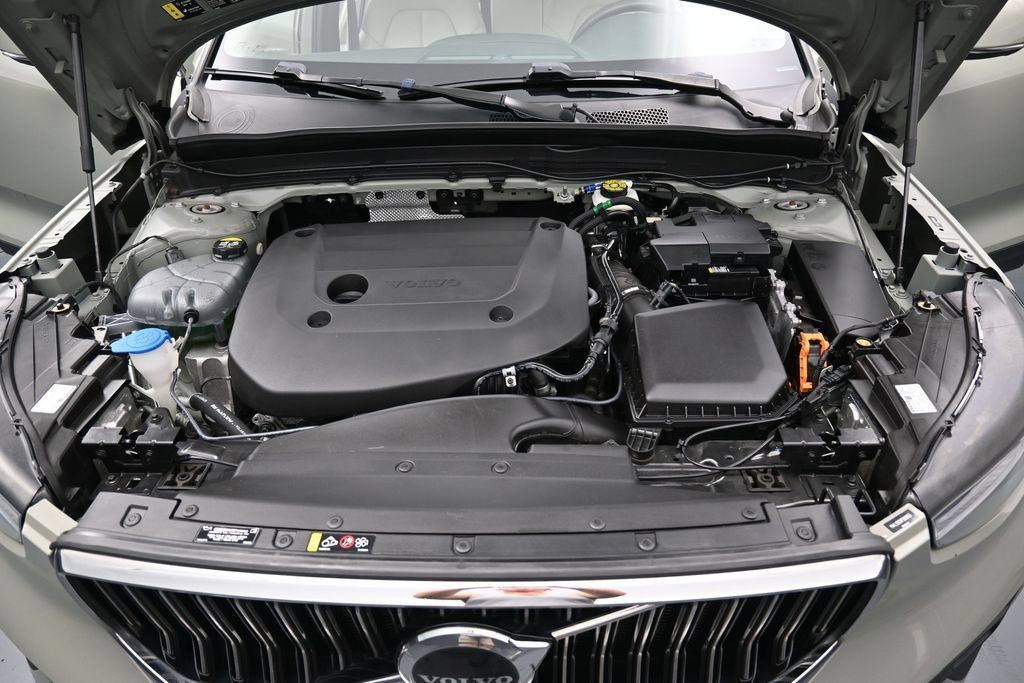 Used 2023 Volvo XC40 B5 Plus AWD/4WD image 38
