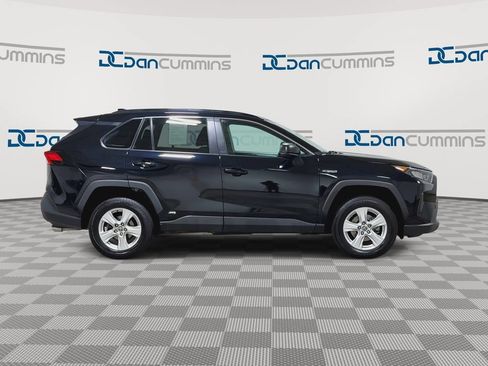 Used 2021 Toyota RAV4 LE AWD/4WD image 9