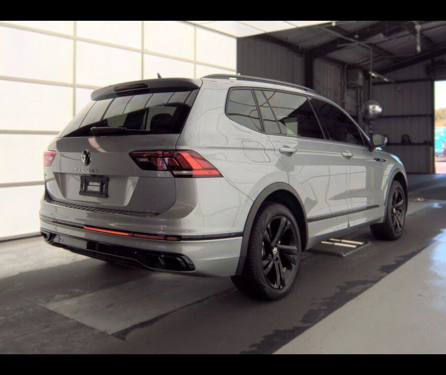 Used 2024 Volkswagen Tiguan SE R-Line FWD image 9