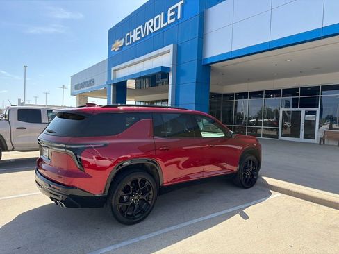 Used 2025 Chevrolet Traverse RS FWD image 2