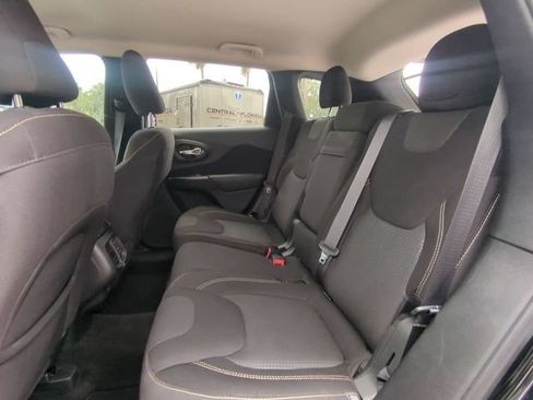 Used 2017 Jeep Cherokee Latitude w/ Comfort/Convenience Group FWD image 16