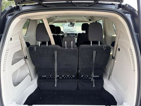 Used 2023 Chrysler Voyager LX FWD image 10