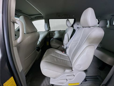Used 2013 Toyota Sienna XLE FWD image 29