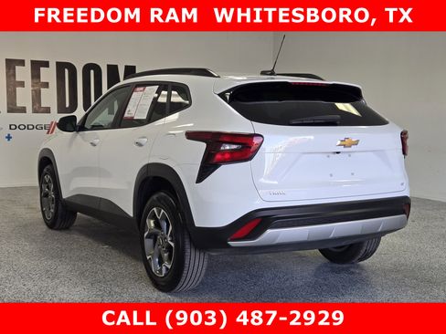 Used 2025 Chevrolet Trax LT w/ LT Convenience Package image 4