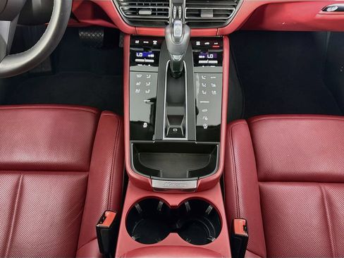 Certified 2025 Porsche Macan AWD/4WD image 16