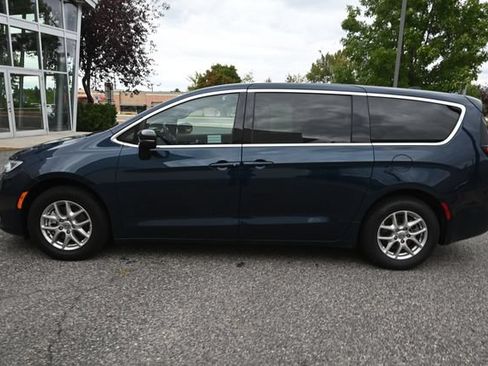 Used 2025 Chrysler Pacifica Select FWD image 2