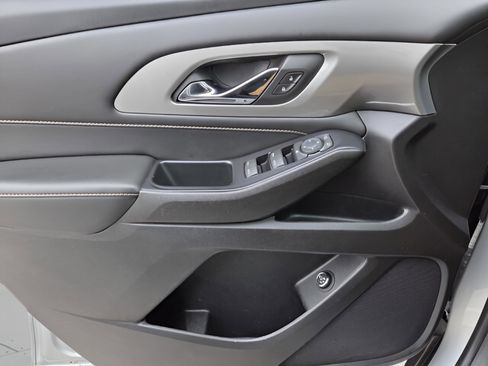 Used 2021 Chevrolet Traverse LT image 22