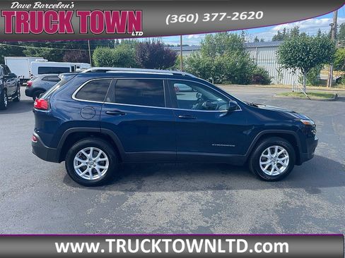 Used 2018 Jeep Cherokee Latitude Plus AWD/4WD image 6