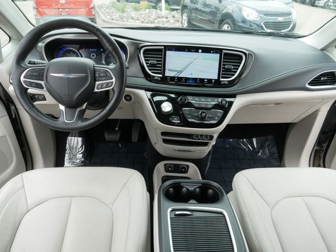 Used 2021 Chrysler Pacifica Touring-L w/ Premium & Safety Sphere Group FWD image 22