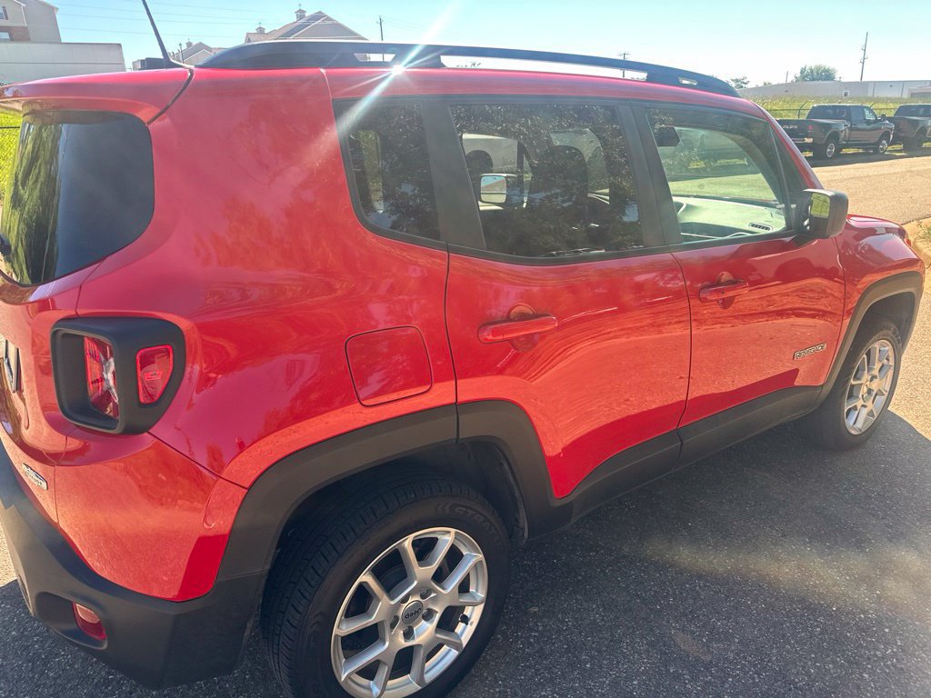Certified 2022 Jeep Renegade Latitude w/ Sun/Sound Group AWD/4WD image 8