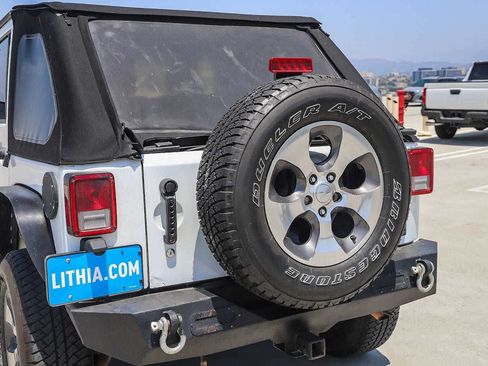 Used 2017 Jeep Wrangler Unlimited Sahara w/ Connectivity Group AWD/4WD image 12