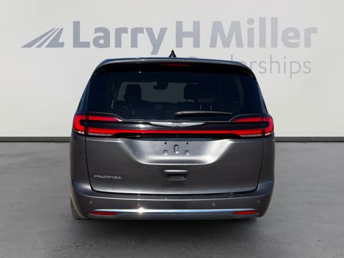Used 2023 Chrysler Pacifica Touring-L FWD image 5