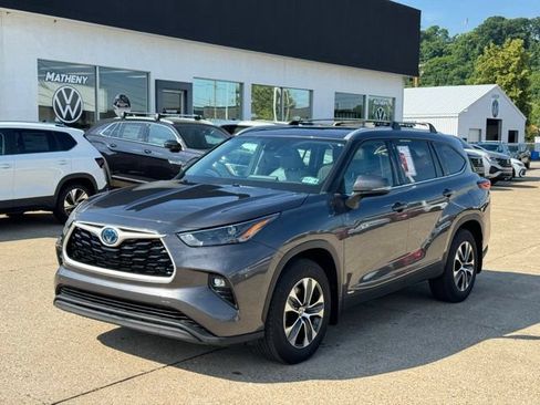 Used 2022 Toyota Highlander XLE AWD/4WD image 3