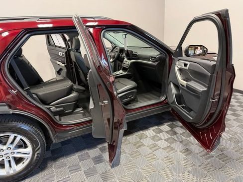 Used 2022 Ford Explorer XLT w/ Equipment Group 202A AWD/4WD image 24