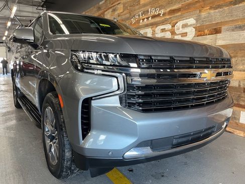 Used 2022 Chevrolet Suburban LT w/ Luxury Package image 52