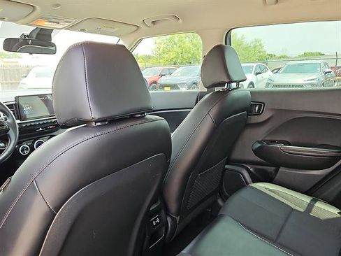 Used 2024 Hyundai Venue Limited FWD image 9