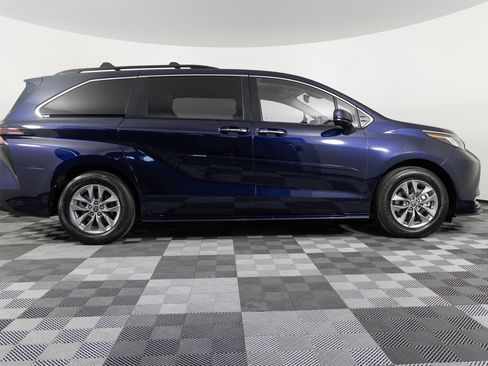 Used 2023 Toyota Sienna XLE image 9