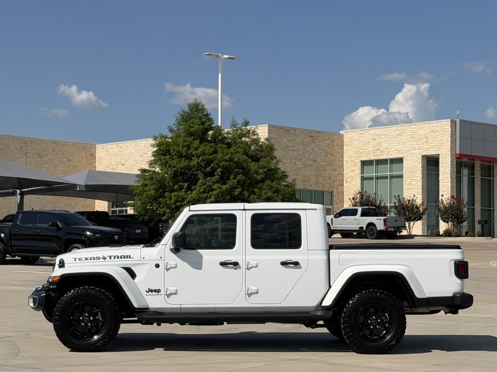 Used 2025 Jeep Gladiator Sport AWD/4WD image 3