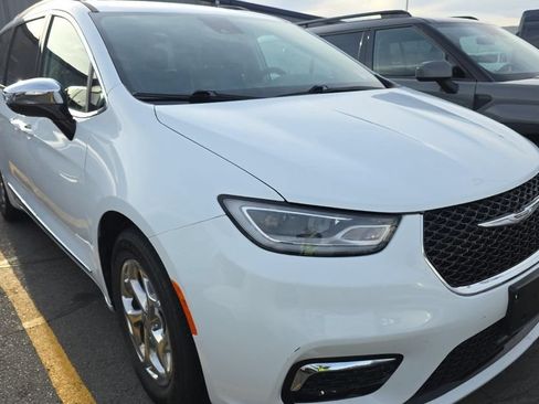 Certified 2023 Chrysler Pacifica Limited FWD image 2