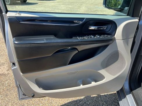 Used 2018 Dodge Grand Caravan SXT FWD image 22