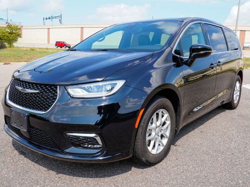Used 2026 Chrysler Pacifica Select FWD image 8