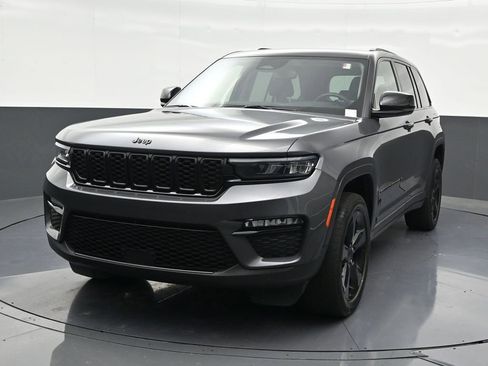 Used 2023 Jeep Grand Cherokee Limited w/ Black Appearance Package image 9
