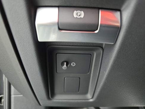 Certified 2025 Land Rover Defender 110 V8 image 25