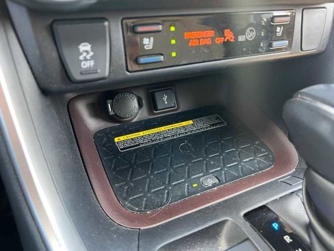 Used 2020 Toyota RAV4 Limited image 63