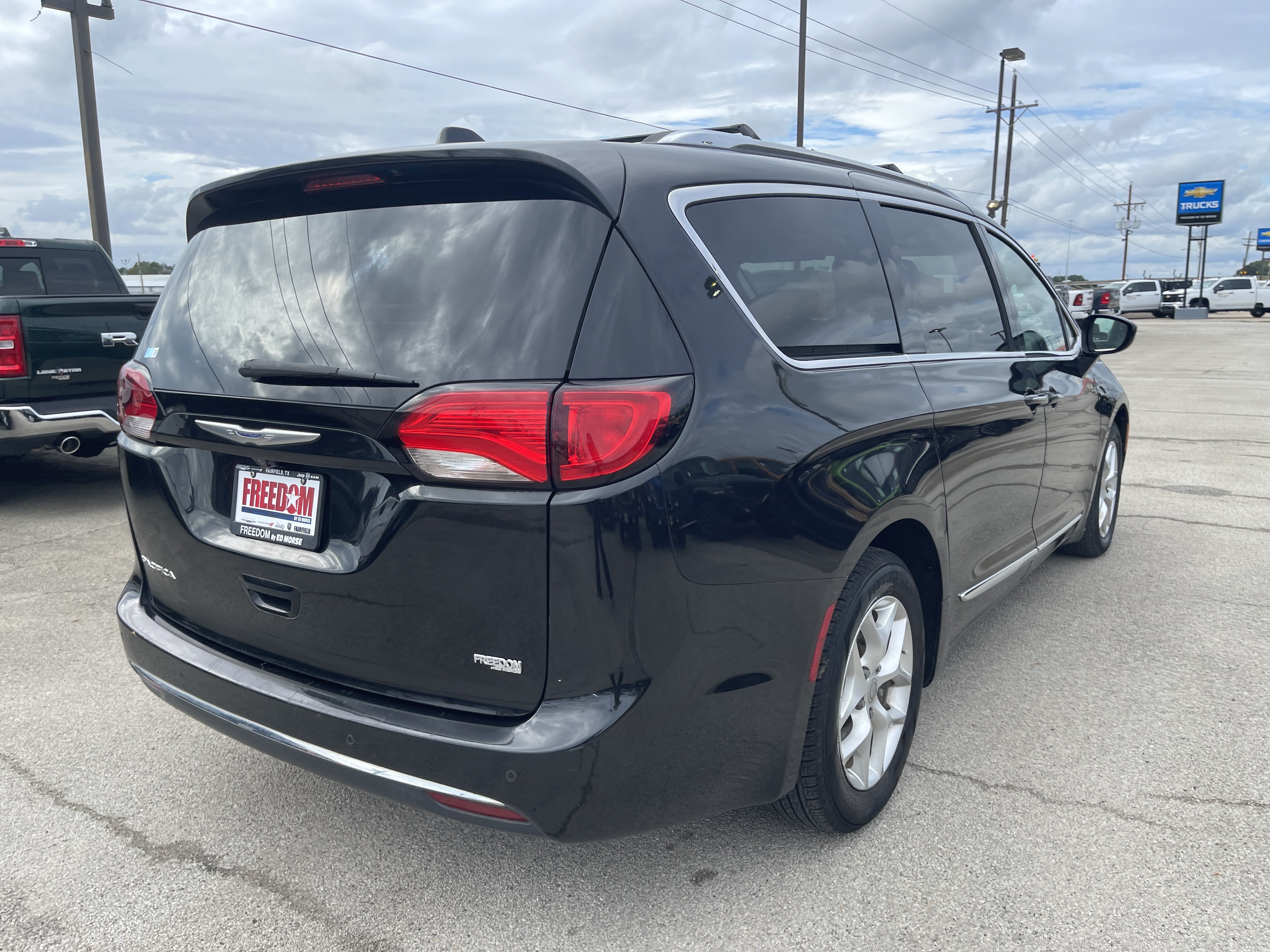 Used 2020 Chrysler Pacifica Touring-L w/ Tire & Wheel Group FWD image 4