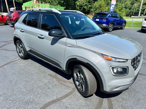 Used 2022 Hyundai Venue Limited w/ Cargo Package image 8