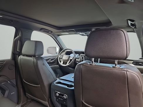 Used 2024 GMC Yukon XL Denali AWD/4WD image 18