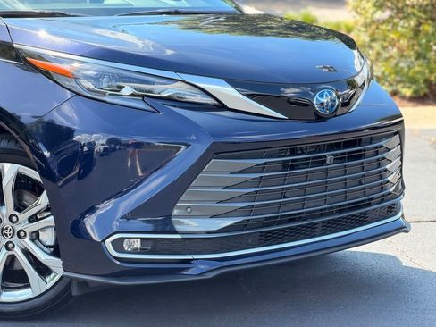 Used 2024 Toyota Sienna Platinum FWD image 6