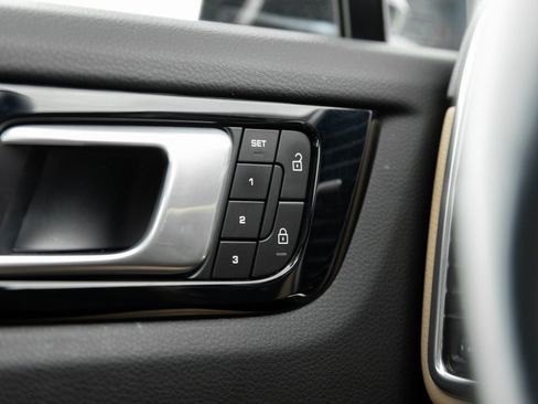 Certified 2022 Porsche Cayenne Platinum Edition image 18